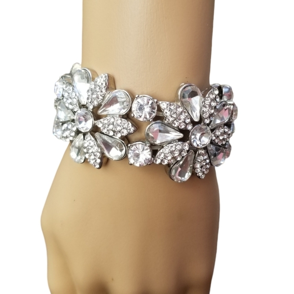Vintage Jewelry - VINTAGE SILVERTONE & WHITE RHINESTONE FLOWER DESIGN STRETCH BRACELET